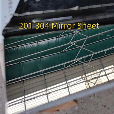 एक तरफ़ का दर्पण ग्लॉसी प्रोटेक्टिव पेपर के साथ और दूसरी तरफ़ मैट 304 स्टेनलेस स्टील शीट 4 फीट X 8 फीट
