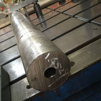 चमकदार काले रंग की सतह 304L स्टेनलेस स्टील गोल बार / एसएस 304 रॉड के साथ अनुकूलित लंबाई 6M