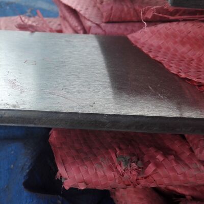 एएसटीएम 276 टीपी 316 एल कोल्ड ड्रॉ स्टेनलेस स्टील फ्लैट बार 8 0 * 10 * 6000 मिमी के साथ बाल लाइन